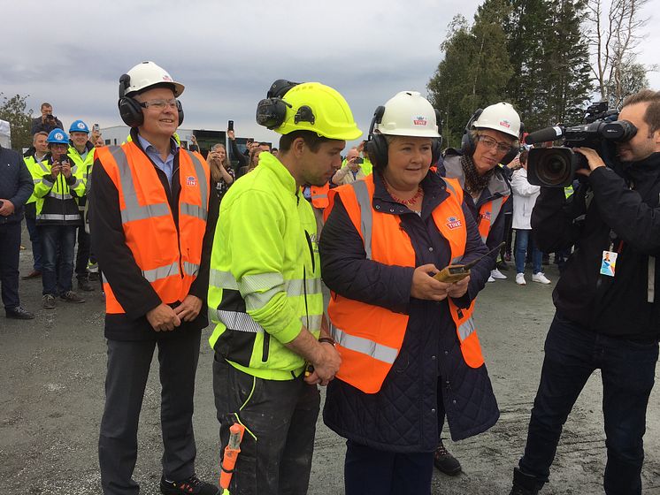 Statsministeren sprenger i gang meieribygging i Bergen. Til høyre skimtes konsernsjef i TINE, Hanne Refsholt.
