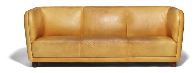 Arne Jacobsen’s ”Novo” sofa with round mahogany legs.