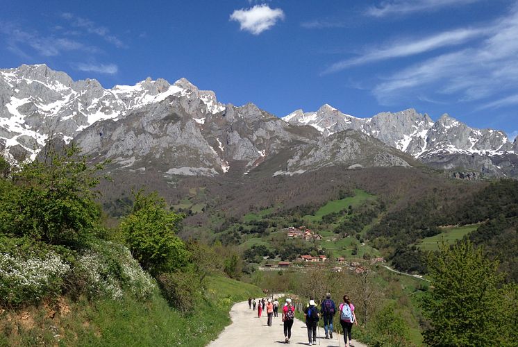 2Camino Lebaniego. Picos de Europa. Peregrinos ©Turismo de Cantabria