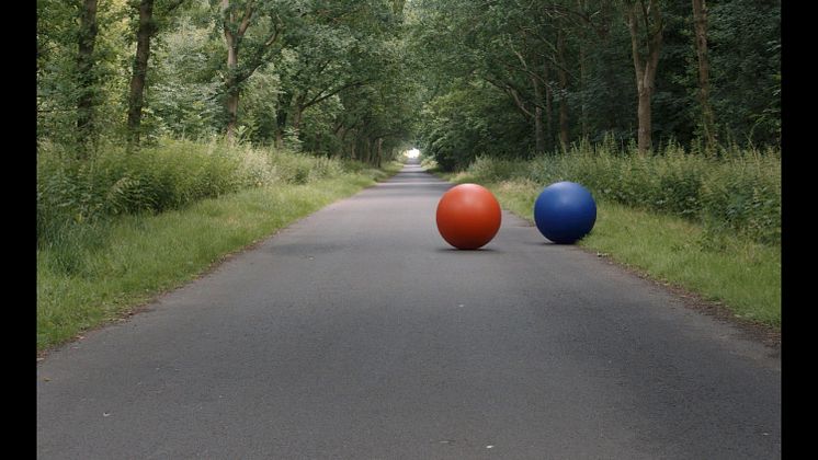 'Red and Blue Ball', video af Billie Maya Johansen