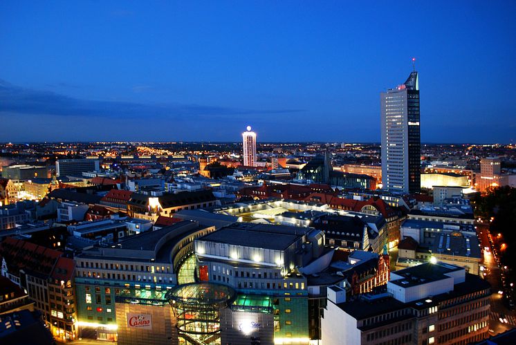 Leipzig überzeugt - Luftbild von der Innenstadt und dem Panorama Tower