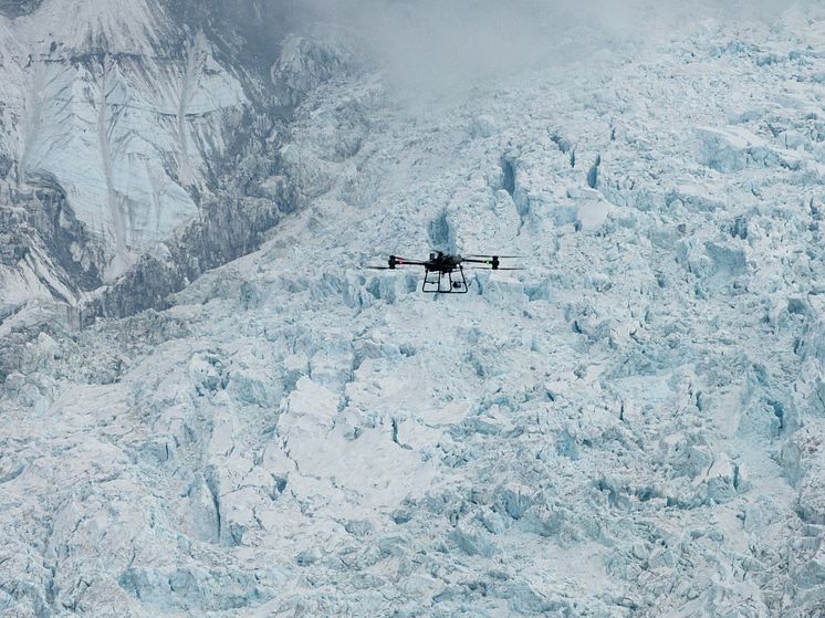 DJI FlyCart 30-Across the icefall 2.jpg