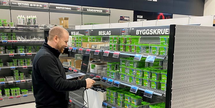 Mange skruer som skal på plass i den nye butikken