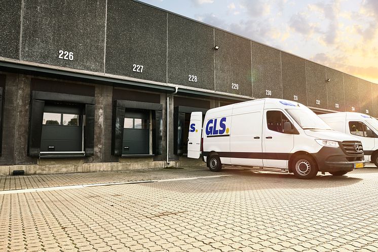 GLS varevogn holder klar ved depot Mercedes sprinter