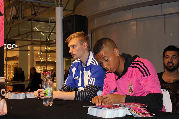 IFK -spelare skriver autografer i Nordstan