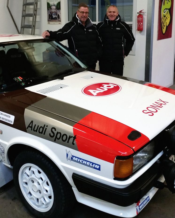 Toni Hansen og Per Brodersen foran deres Audi 80