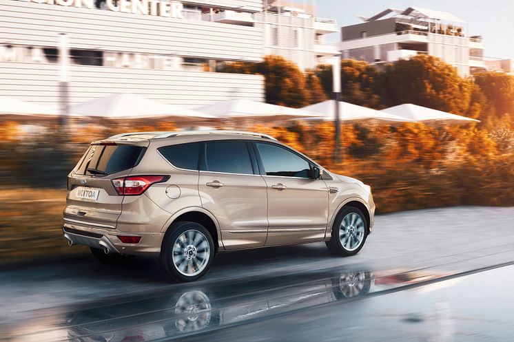 2016FordKuga_Vignale_08