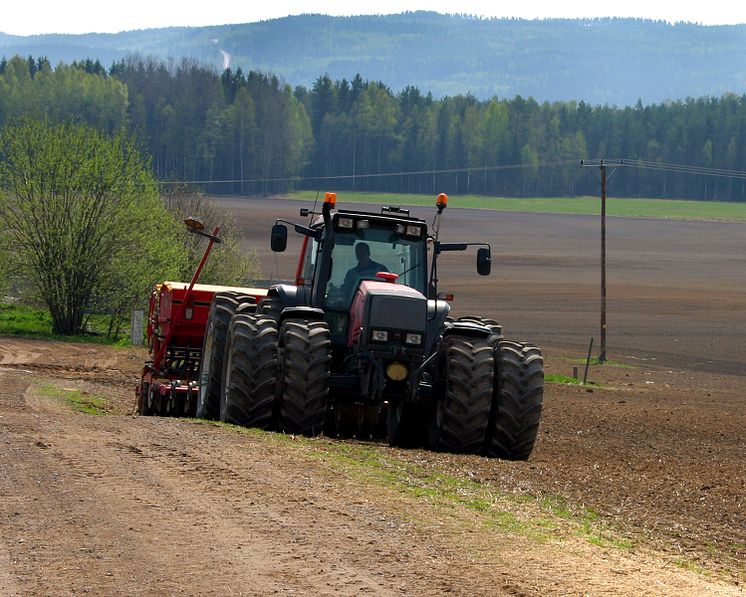 2004 Traktor med såmaskin i vårbruket, foto X