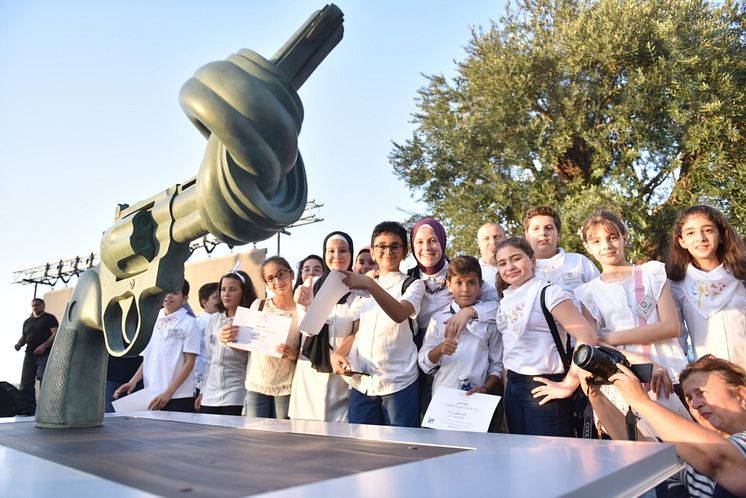 The unveiling of the knotted gun sculpture "Non-Violence" in the presence of many youth and students from schools and educational institutions in Lebanon.