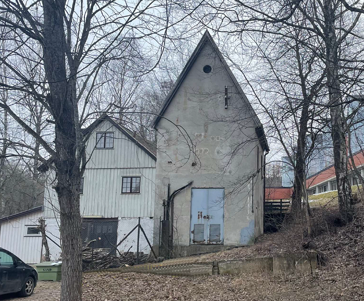 Trafostasjonen fotografert i 2022 før oppussing. 