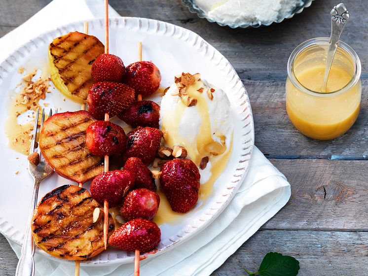 Grillat fruktspett med kolasås av Västerbottensost