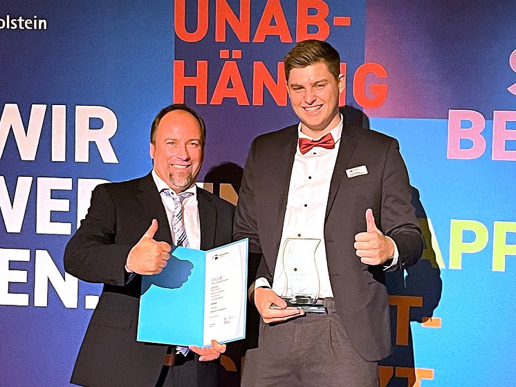 Ausbilder Arne Stöhlmacker (l.) und Preisträger Daniel Risbjerg feierten gemeinsam bei der Landesbestenehrung.