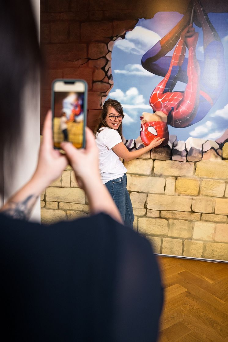 Erlebnisausstellung STERNTALER Helden_Spider Frau_Foto Carsten Beier