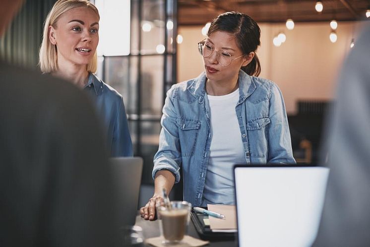 businesswomen-talking-with-colleagues_webb