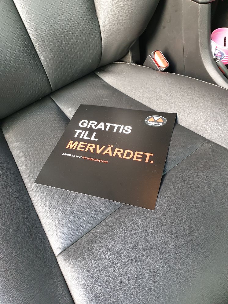 Ett trevlig grattis till fri vägassistans väntar efter service när kunden kliver in i bilen!