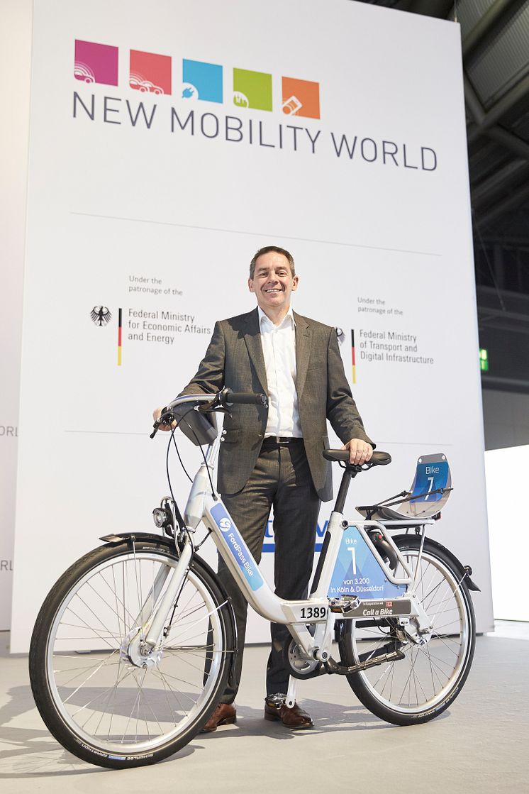 Steven Armstrong, chef för Ford i Europa, Mellanöstern och Afrika, med den nya FordPass-cykeln