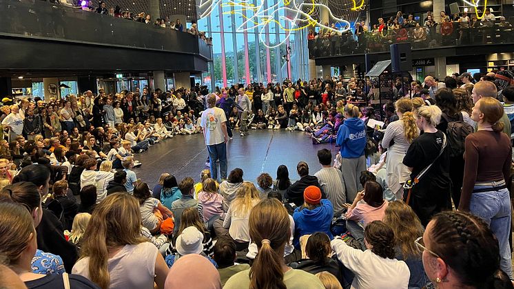 Masse ungdommer og en danser.