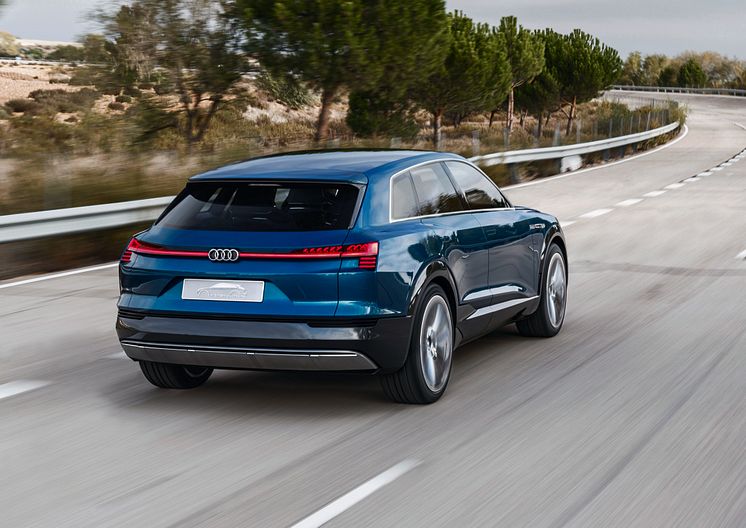 Audi e-tron quattro concept - dynamic rear right