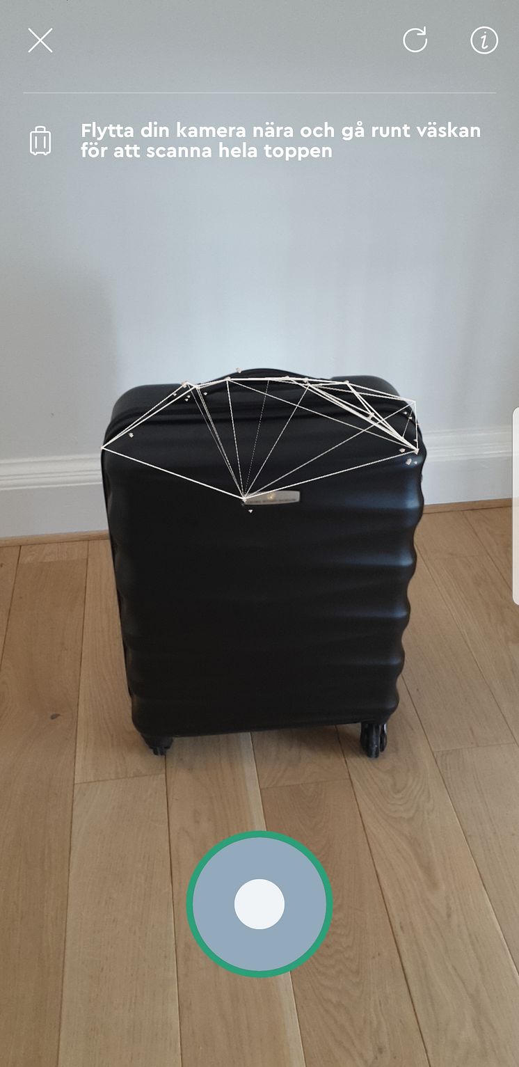 Momondo_AR Carry-On Checker in use