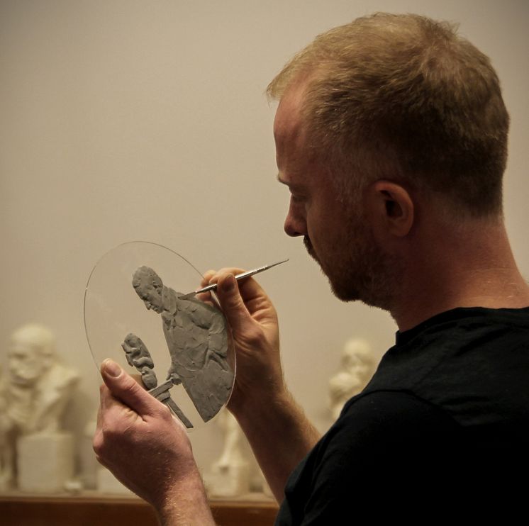 Billedkunstner Håkon Anton Fagerås i arbeid med utkast til myntmotivet.
