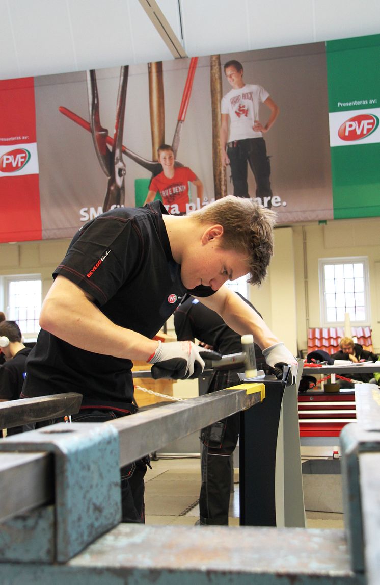 Dennis Karlsson under arbete i finalen, "SM för unga plåtslagare 2013"