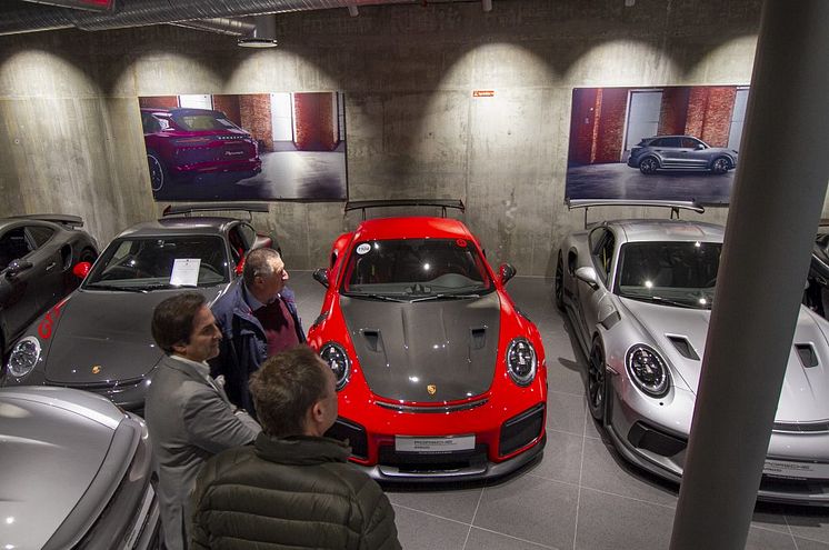 Henning Hagelund fra Canon likte det han så i bruktbilhallen, både på veggene og på fire hjul. Her sammen med Glenn Steiner fra Porsche og Espen Haglund fra Profil & Dekor.