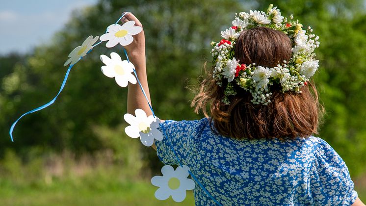 Midsommar-24-girlang-PraÌstkrage kopiera.jpg