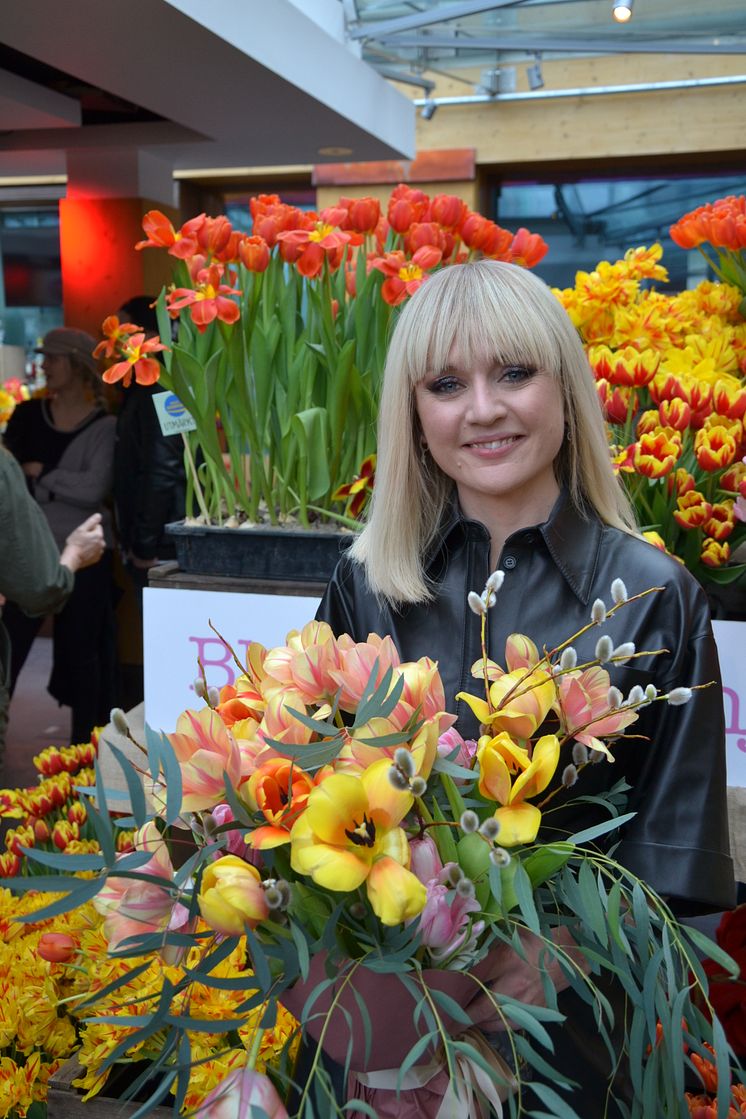 Anna Bergendahl uppträder på Blomsterfrämjandets och MixMegapols tulpankonsert