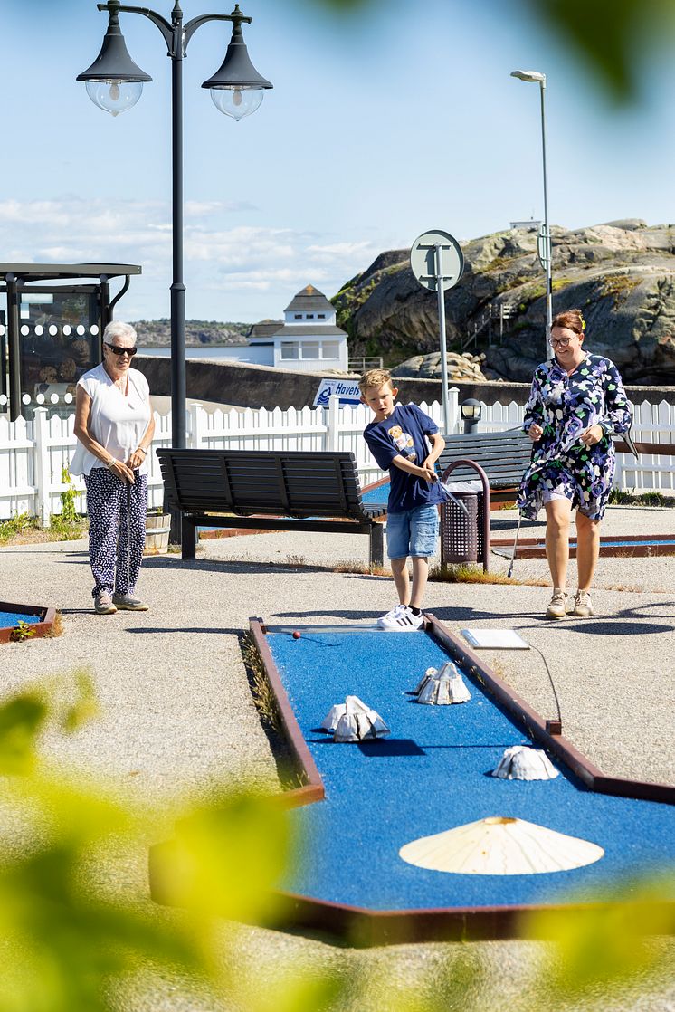 Familj spelar bangolf 2023