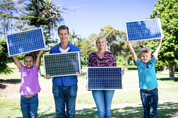 4er Familie mit 4 Solarpanels