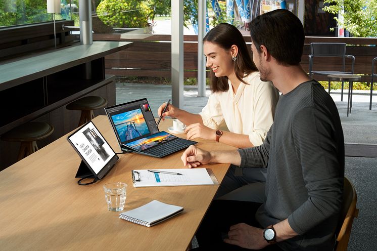 ZenBook Duo 14_UX482_Scenario Photo_02.jpg