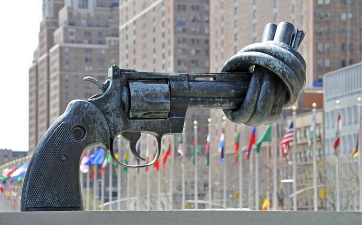 Knotted Gun with flags behind (2)
