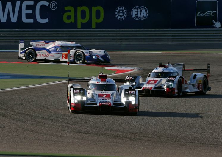 WEC Bahrain 2015 - Audi R18 e-tron quattro #7, Marcel Fässler, André Lotterer, Benoît Tréluyer foran Audi R18 e-tron quattro #8