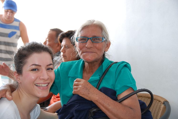 Optikern Shiva Pour från Göteborg hjälpte en äldre dam att se bättre – Peru 2014