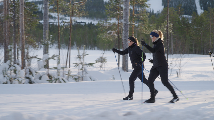 JULIA OCH VÄNN I SPÅRET