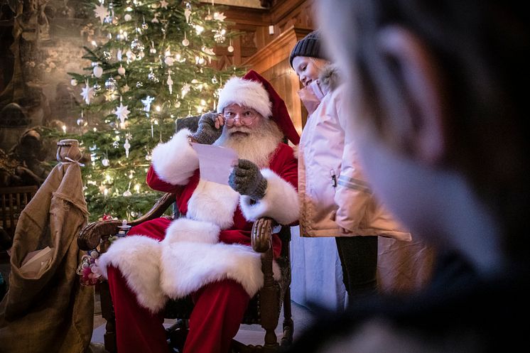 Tomten har tagit emot många önskelistor under julmarknaden.