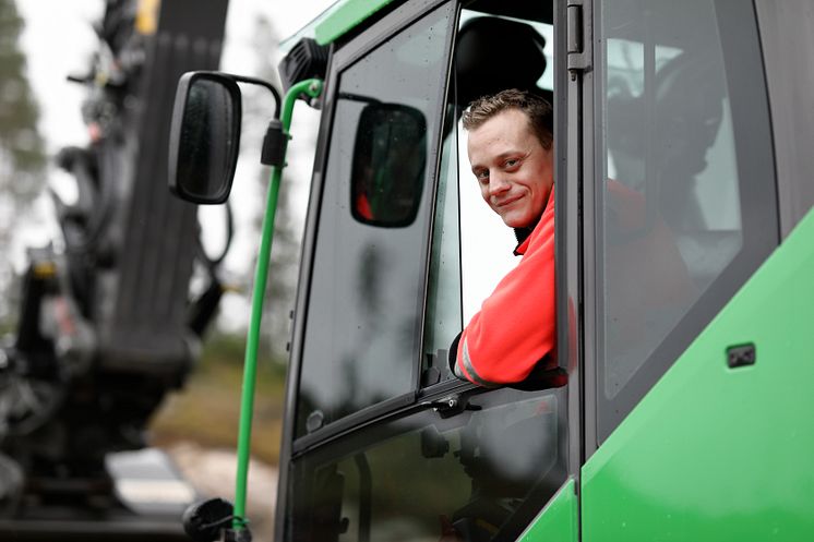 Viktor Persson i sin gröna EC300E