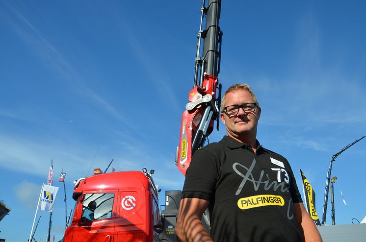 Hinz Försäljnings AB, här representerat av sin vice vd Magnus Hinz, presenterar en kran på Elmia Lastbil som är på 165 tonmeter.