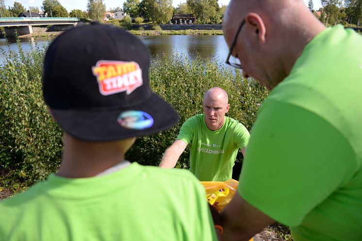 Älvstädning2018 Björn Ferry och Bollnäs Simsällskap