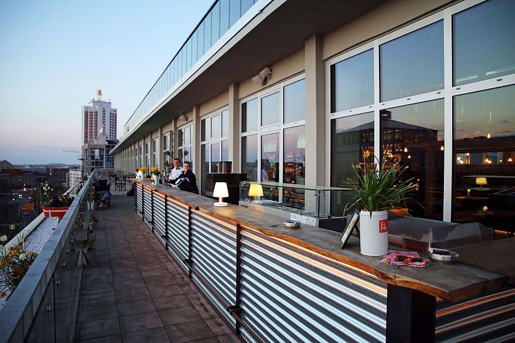 Von der Terrasse aus genießt man einen einzigartigen Blick auf den Leipziger Augustusplatz