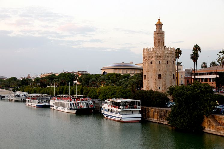 Guadalquivir floden med Torre del Oro Sevilla