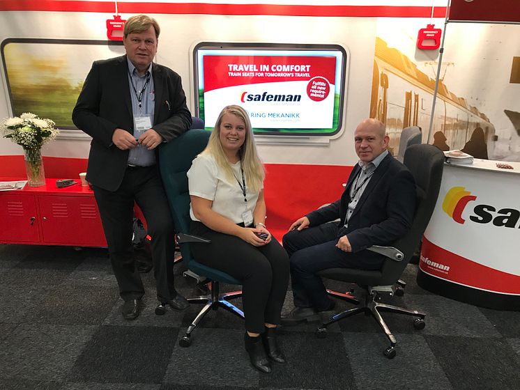 Stephan Bengtsson, Frida Bengtsson och Tore Flaterud visar upp stolar på Elmia Nordic Rail.