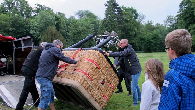 Am 23. Mai herrschte in den frühen Morgenstunden geschäftiges Treiben im Kees’schen Park – ein Heißluftballon wurde aufgebaut. Pünktlich 6 Uhr stieg er in die Höhe. Mit von der Partie waren fünf Bewohner des Kinderhospizes Bärenherz