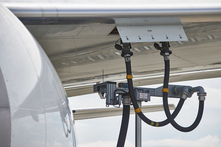 Fueling of a freighter aircraft_Credit Lufthansa Cargo_Oliver Roesler