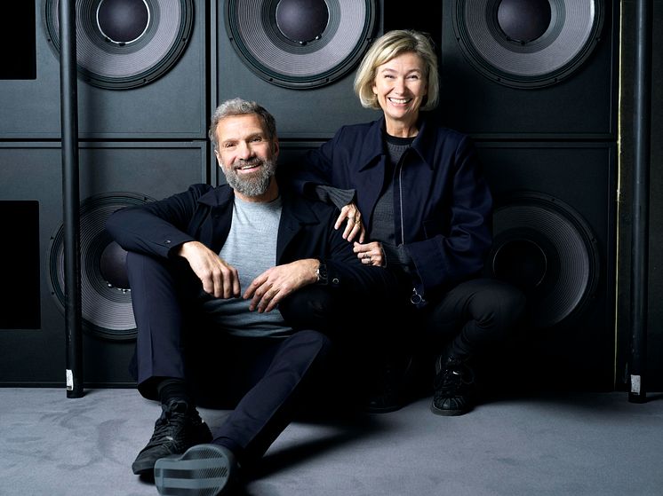 Henrik og Louise Obel foran Dolby Atmos højttalere i BIG BIO i Nordhavn