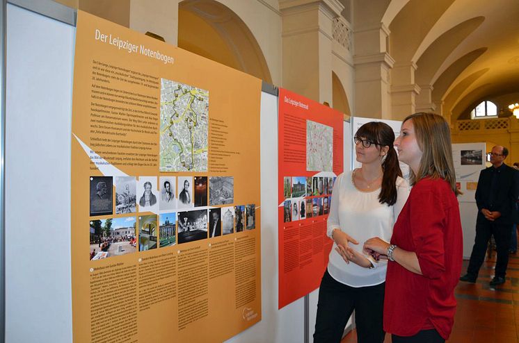 Besucherinnen an der Informationstafel zum Leipziger Notenrad und dem Leipziger Notenbogen
