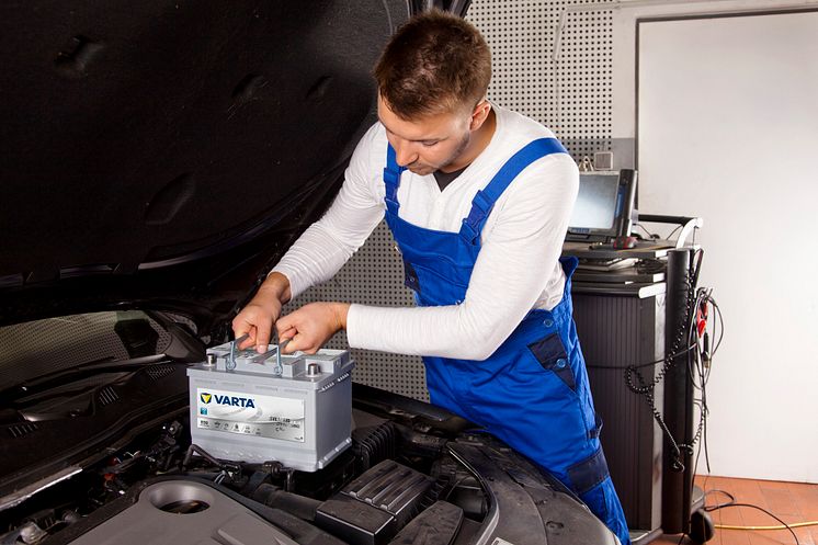 Mechanic with VARTA Silver Dynamic AGM battery