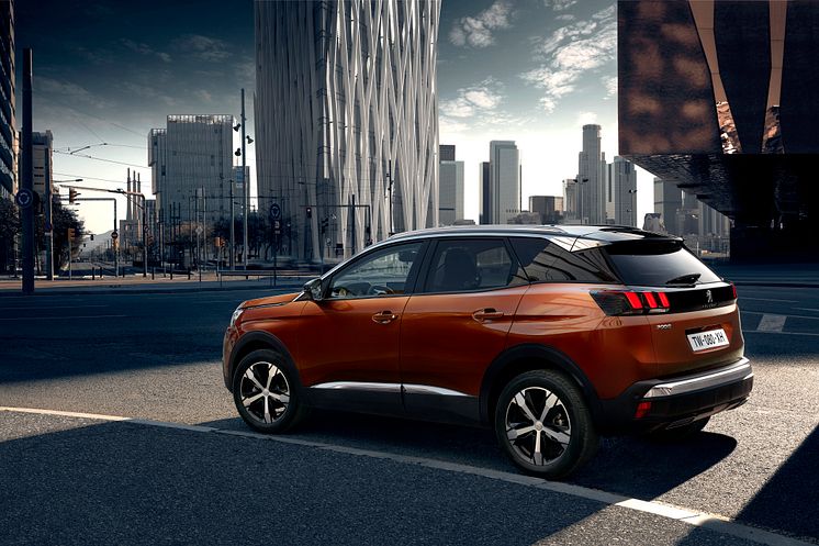 Första bilderna på Peugeots nya SUV 3008