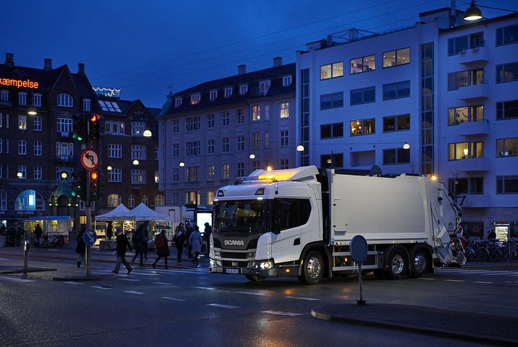 Scania L 320 Abfallsammelfahrzeug_Nachteinsatz