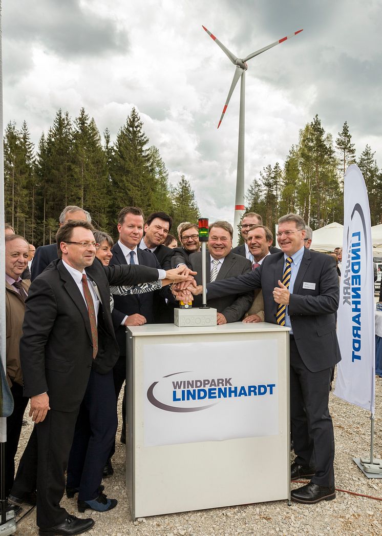Los geht’s: Bei der feierlichen Eröffnung am Montag haben Investoren, Landwirtschaftsminister Helmut Brunner und Ehrengäste den symbolischen Startknopf für den Windpark Tannberg-Lindenhardt südlich von Bayreuth gedrückt.